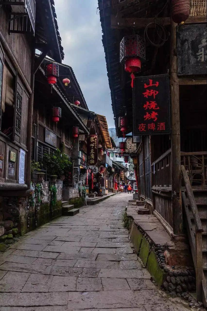 回顾女子误入歧路，与3名闺蜜投身灰色职业，被抓时账户余额160万
